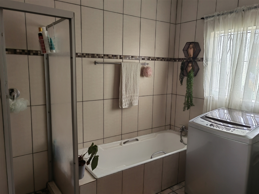 5 Bedroom Property for Sale in Parys Free State